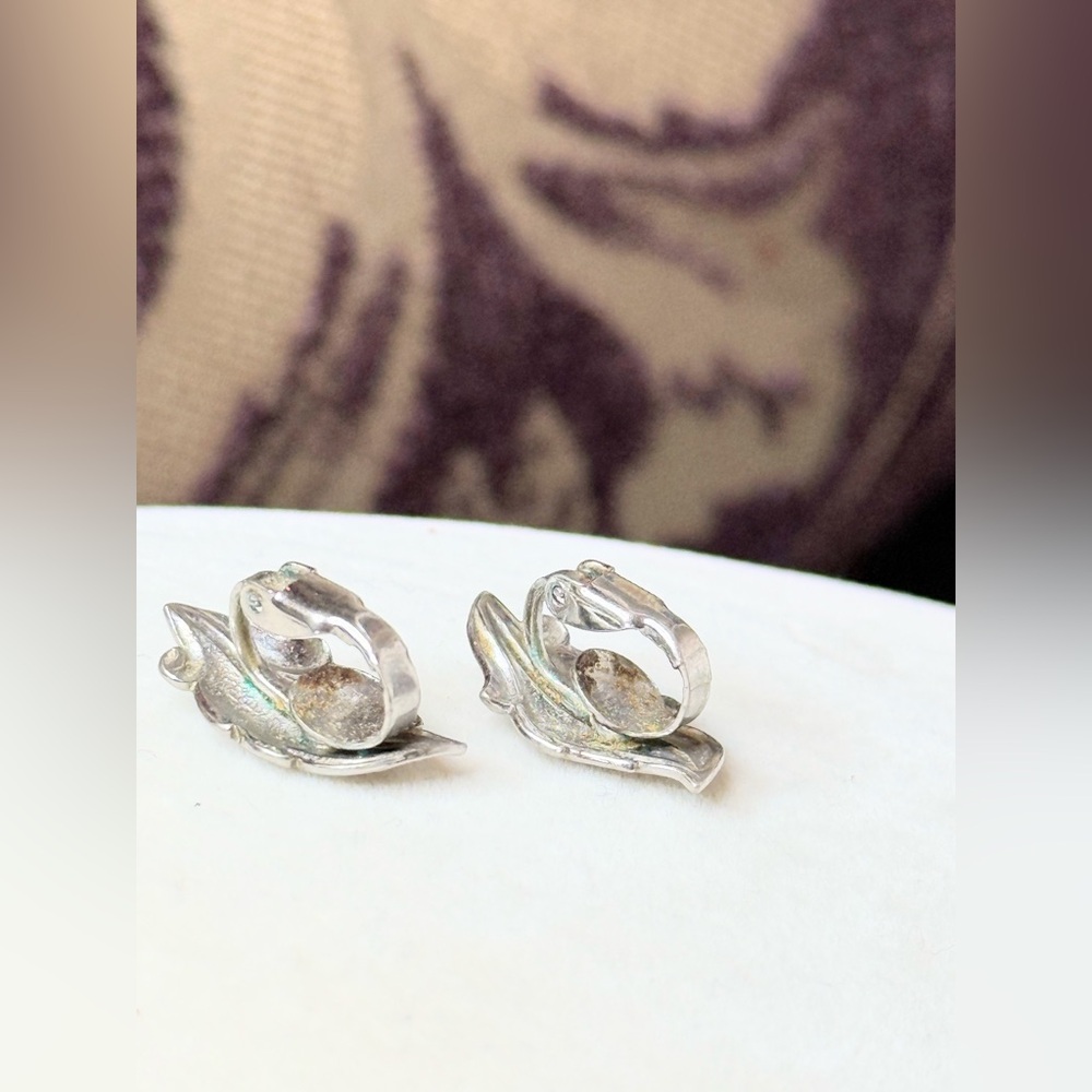 Vintage Silvertone Leaf Clip-On Earrings Sculptural Botanical Design - Picture 6 of 8